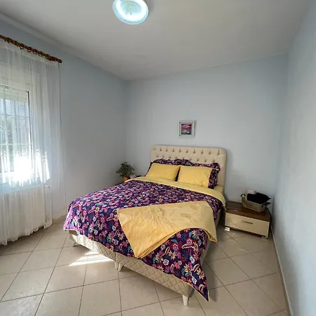 Elia Apartment *